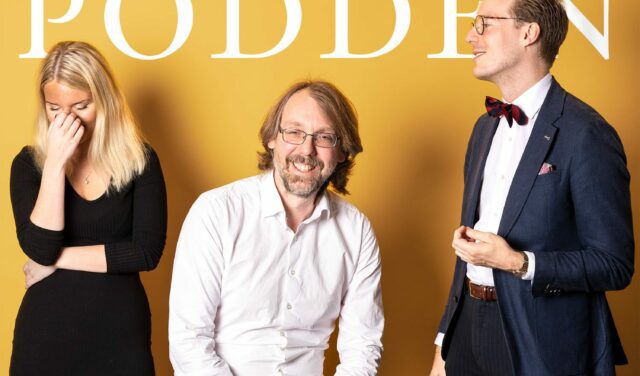 Bild på Ideologipodden 2022, med Amanda Broberg, Andreas Johansson Heinö och Caspian Rehbinder