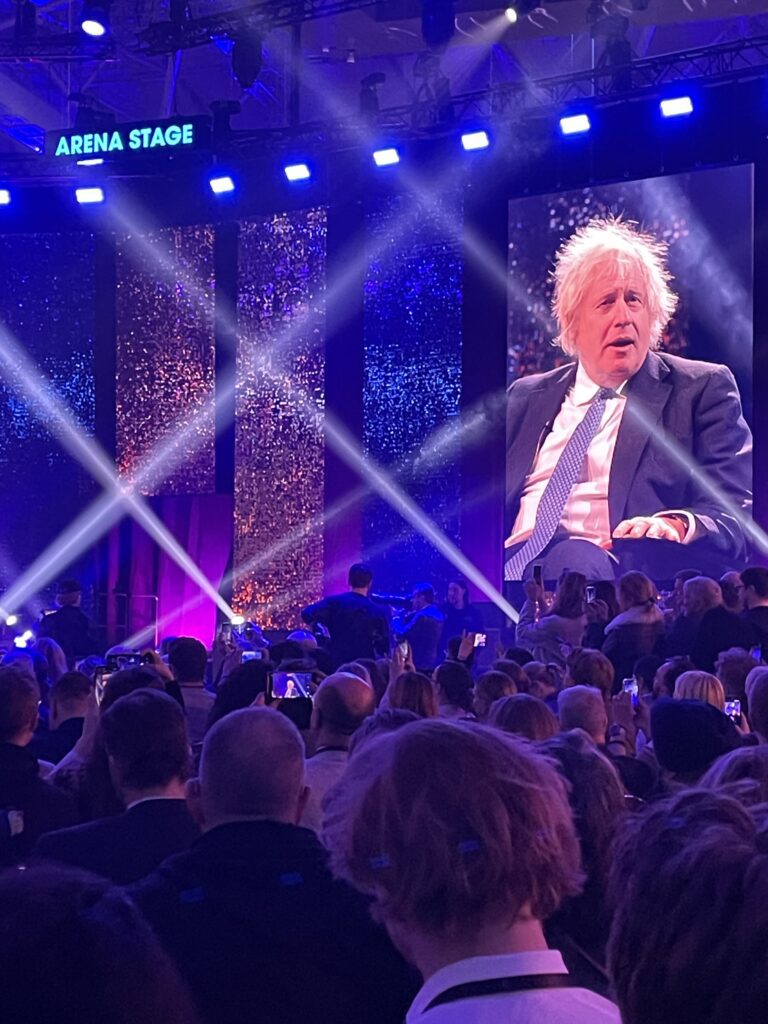 Boris Johnson på Techarenan 2026. Foto: Hannah Stutzinsky.