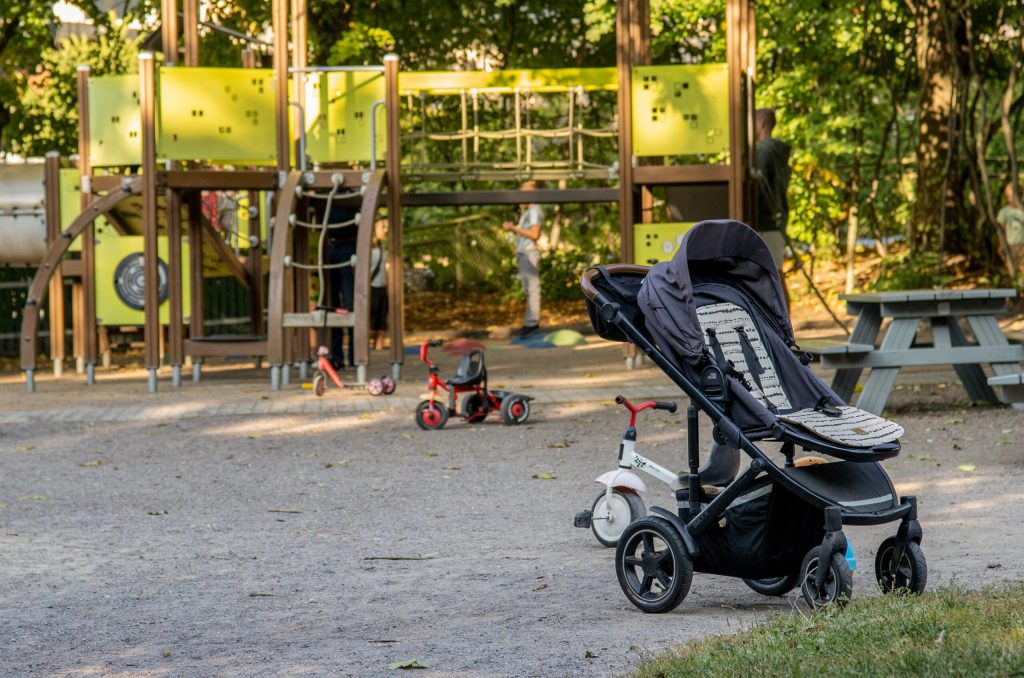 Barnvagn på lekplats