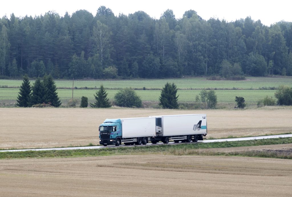 Lastbil på landsbygt