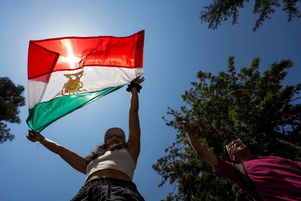 Protester mot regimen av Iran pågår inte bara i Iran, utan över hela världen. Bilden kommer från en demonstration i Chile. Foto: Esteban Felix/AP