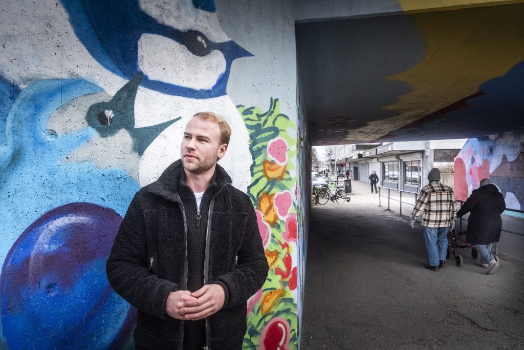 Douglas Thor framför grafitti. Visst ser han tuff ut. Som en hiphop-pojke.