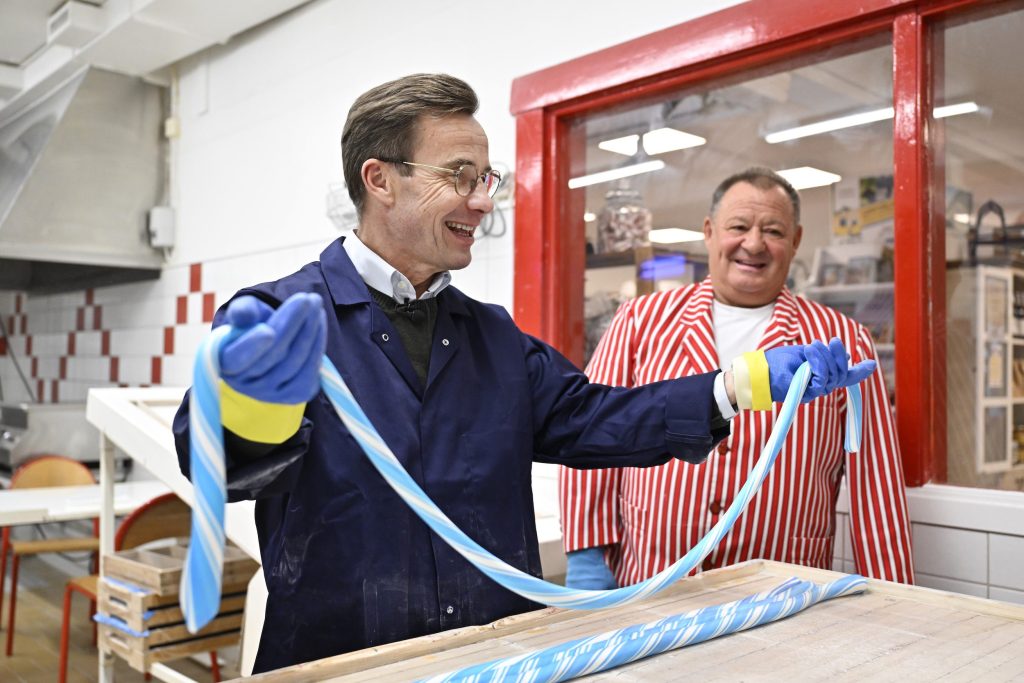 Tillväxt? Ulf Kristersson besökte ett polkagriskokeri på sin första valturné inför 2026.