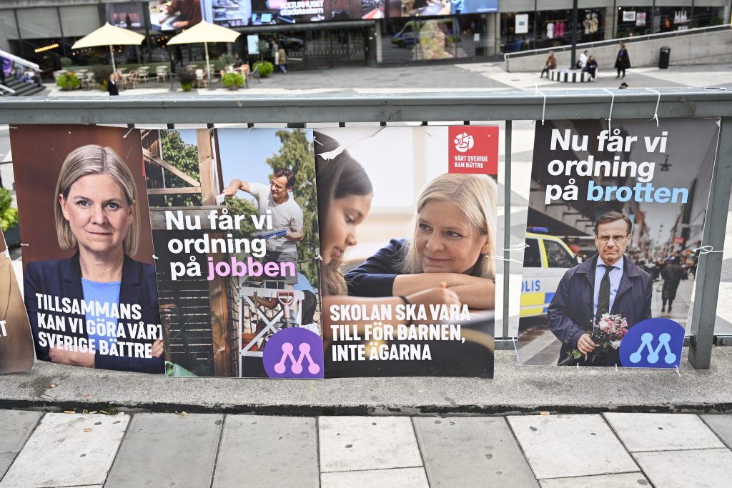 Valaffischer på Sergels torg.