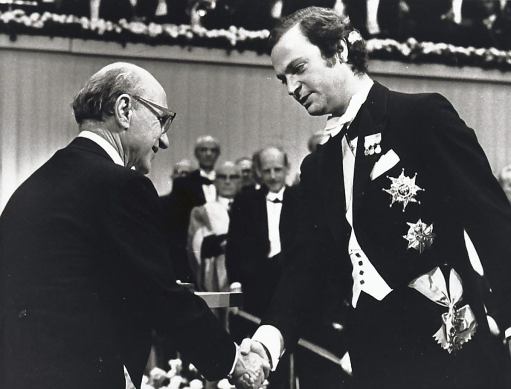 Milton Friedman tar emot Nobelpriset från kungen