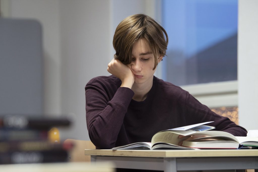 Trött grabb i skolan
