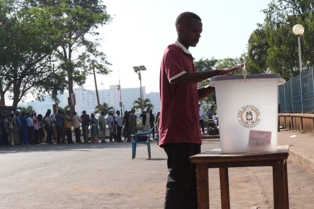 Idag går Ugandas befolkning till valurnorna. Foto: AP, Hajarah Nalwadda.