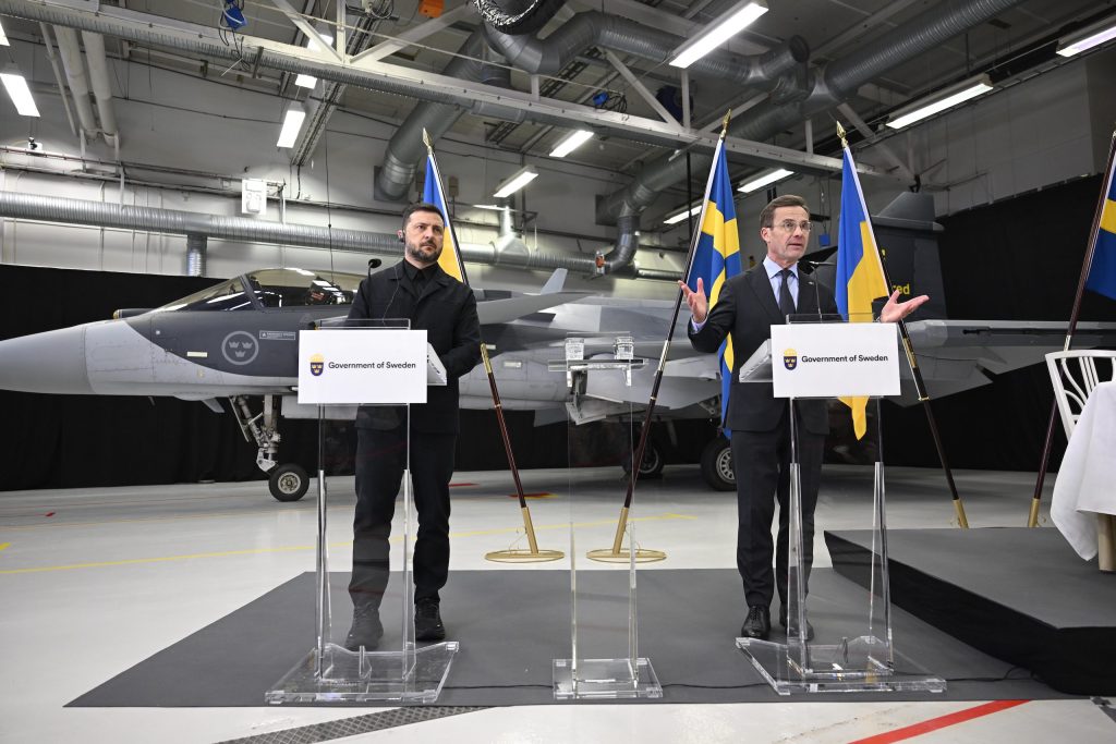Ulf Kristersson och Volodymyr Zelenskyj framför Gripenplan på SAAB i Linköping