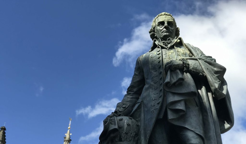 Adam Smith-statyn i Edinburgh. Foto: Shutterstock