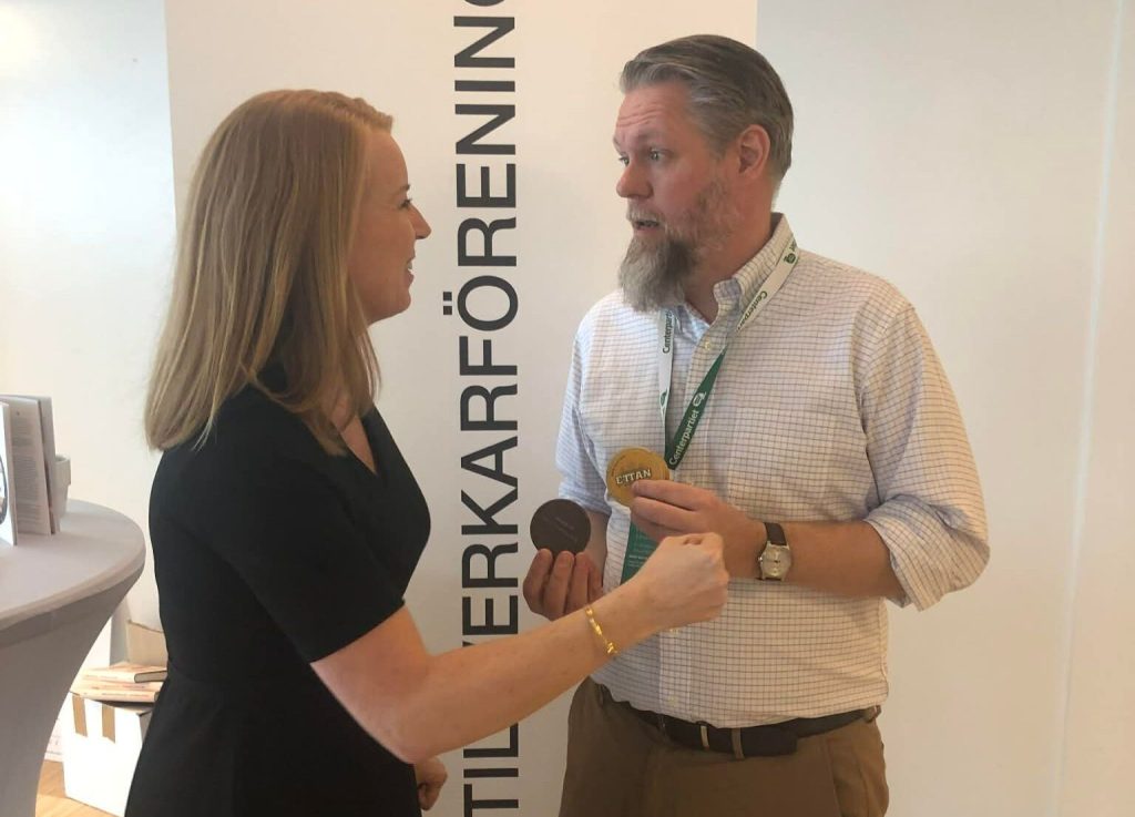 Artikelförfattaren tillsammans med den dåvarande partiledaren Annie Lööf på Centerpartiets kommundagar 2019. Foto: privat