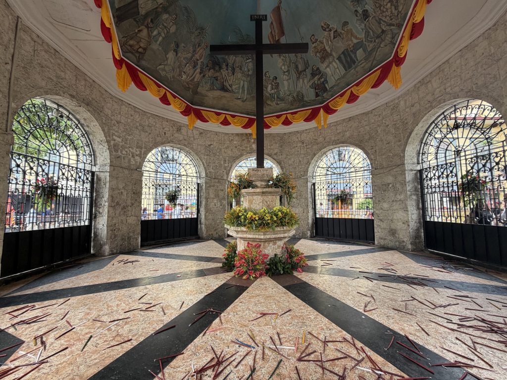 Paviljongen där Ferdinand Magellan ska ha satt ned sitt kors när han anlände till Cebu år 1521. Foto: Hannes Berggren.