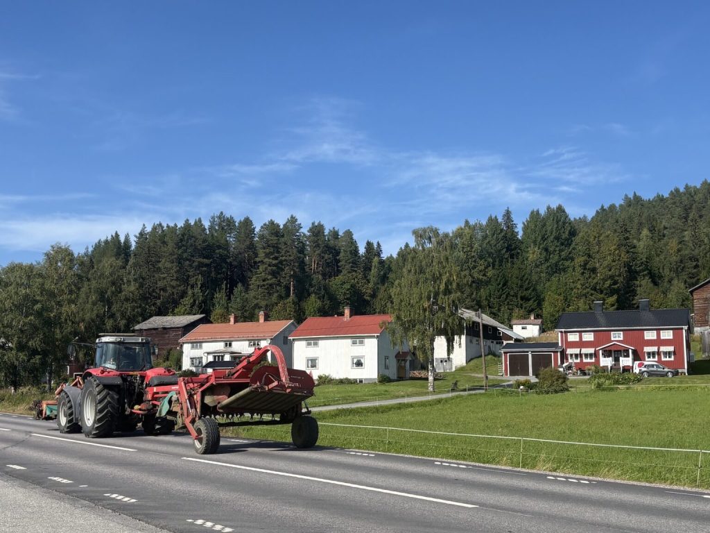 Traktor på väg i Västernorrland