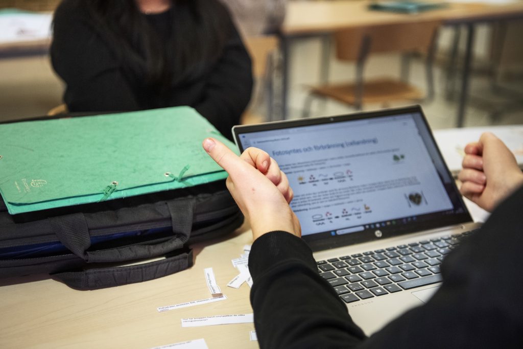 Elev med läsplatta på lektion