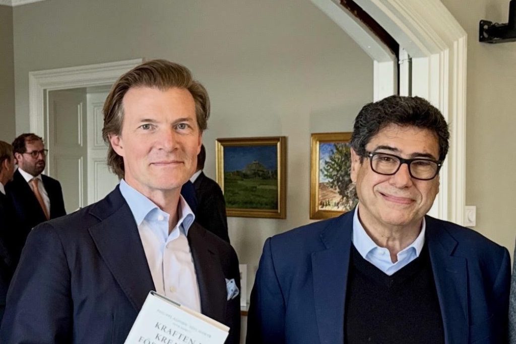 Johan Norberg och Philippe Aghion i kostym.